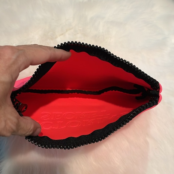 Victoria’s Secret neoprene bag. Hot Pink. NWOT - Picture 2 of 3